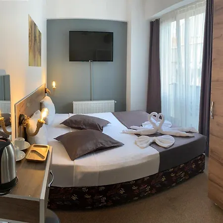 Yali Royal Bed & Breakfast *
